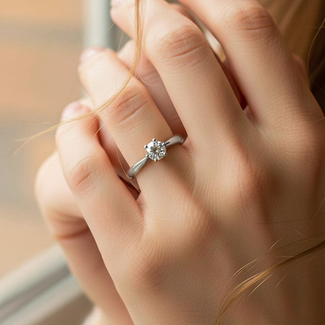 Mano de modelo usando un anillo en oro blanco de 18 quilates con cristal de Joyería Caracas. 