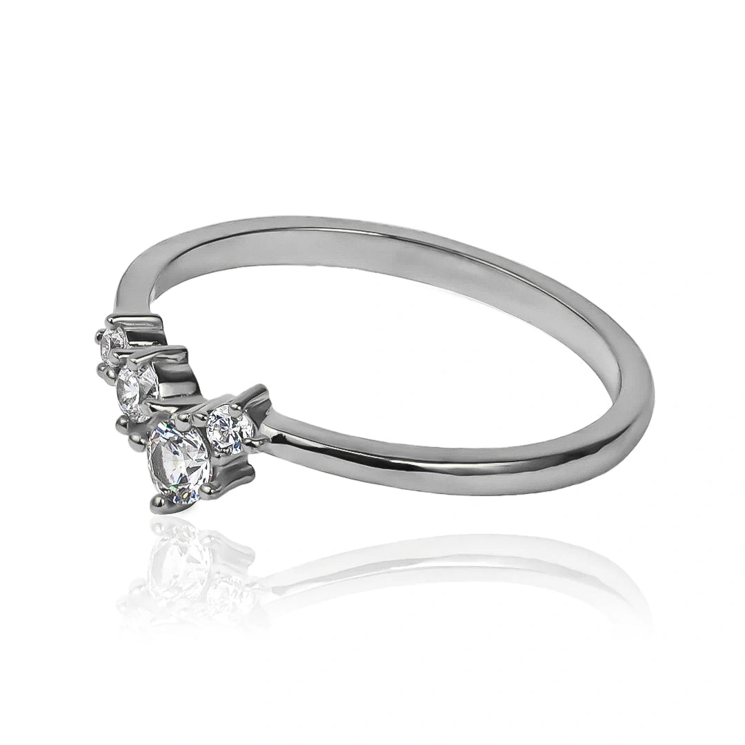 Anillo Zig Zag Crystal, fabricado en oro 18k, cuenta con certificado de calidad y garantía de por vida.