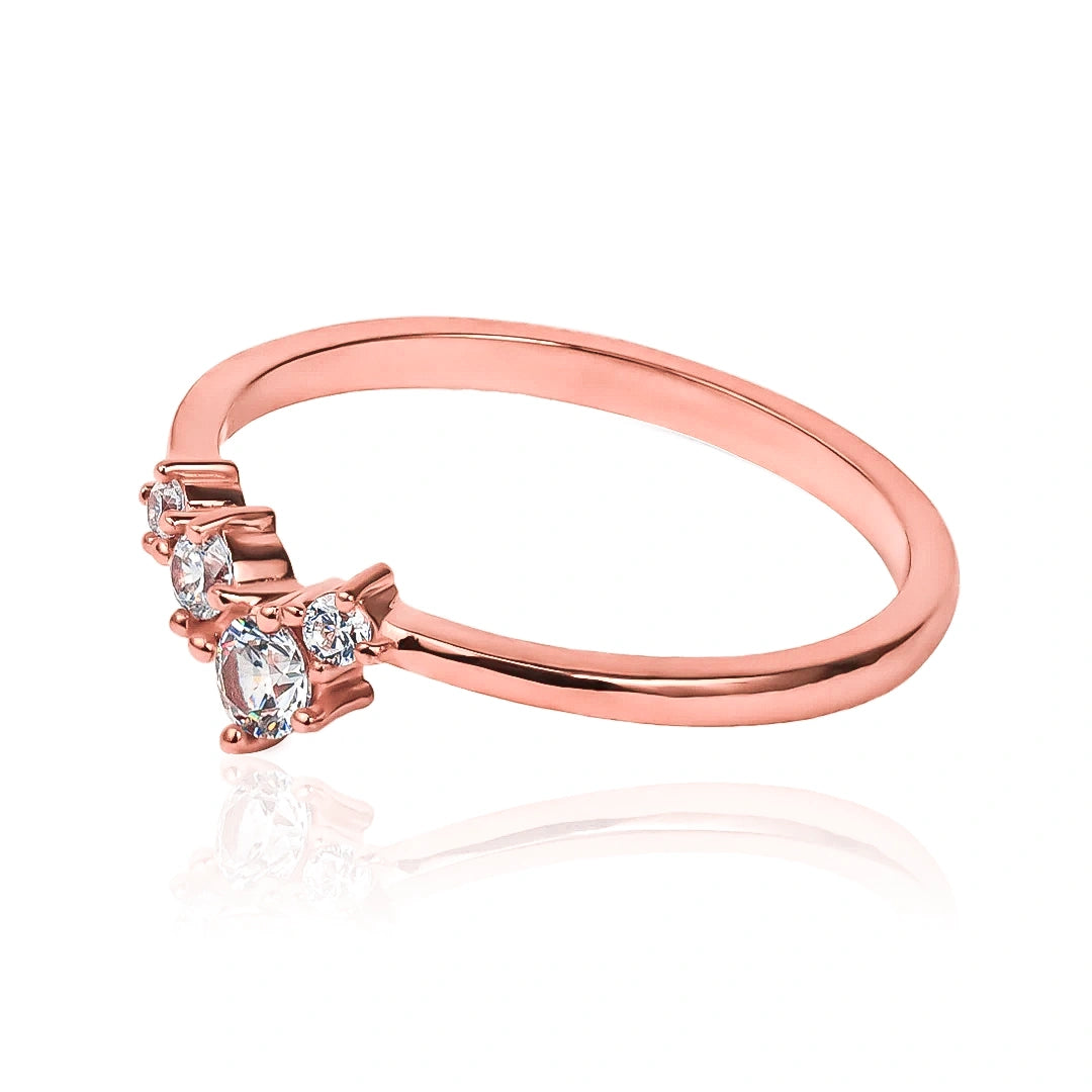 Anillo Zig Zag Crystal, fabricado en oro 18k, cuenta con certificado de calidad y garantía de por vida.