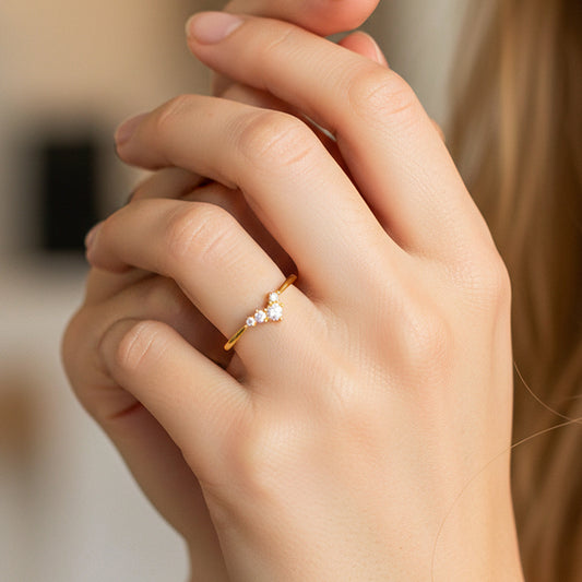 Mano de modelo usando un anillo en zig zag en oro amarillo de 18 quilates con cristales de Joyería Caracas.