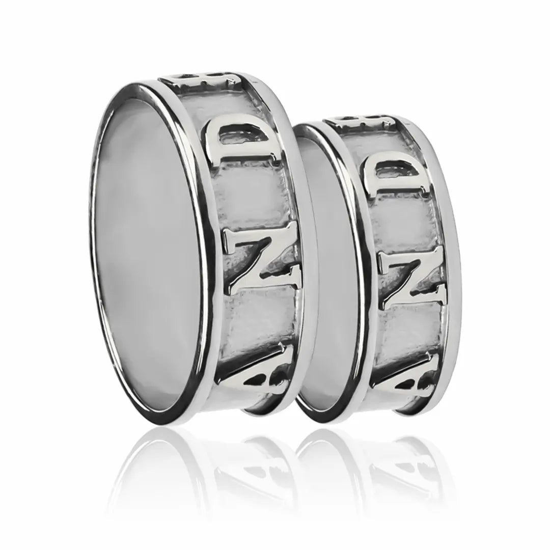 Argollas de matrimonio Nombres Personalizados, fabricadas en oro 18k por Joyería Caracas, cuenta con certificado de calidad y garantía para toda la vida.