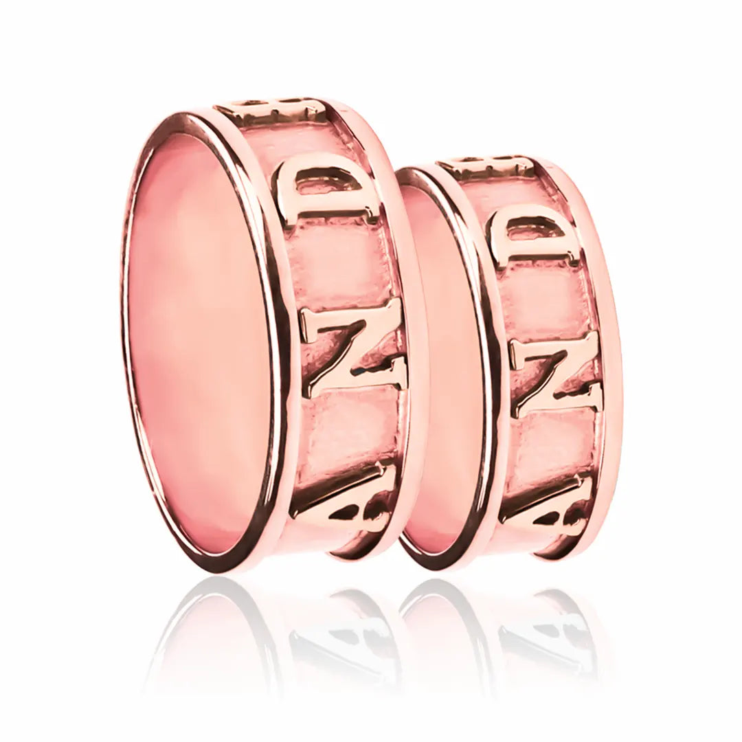 Argollas de matrimonio Nombres Personalizados, fabricadas en oro 18k por Joyería Caracas, cuenta con certificado de calidad y garantía para toda la vida.