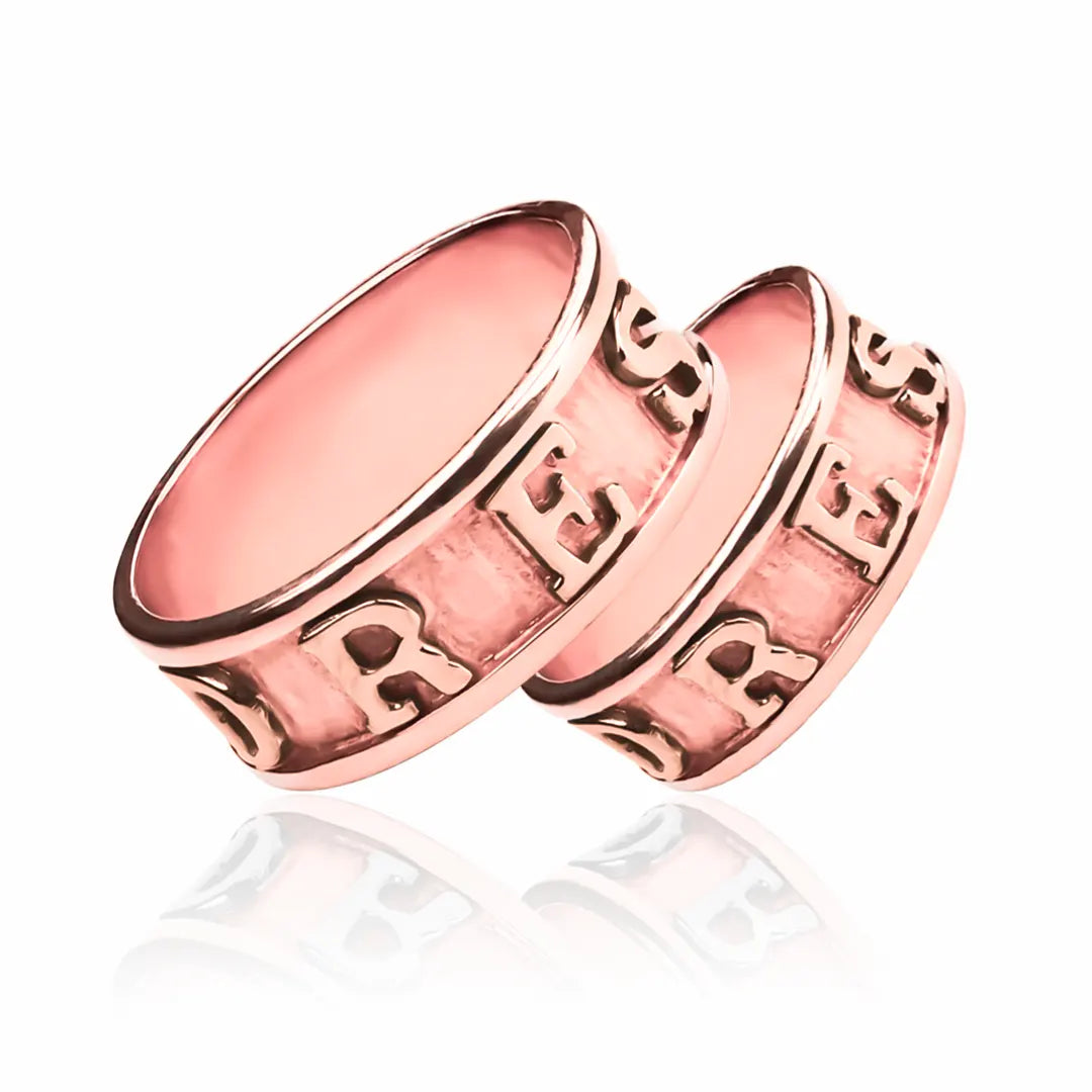 Argollas de matrimonio Nombres Personalizados, fabricadas en oro 18k por Joyería Caracas, cuenta con certificado de calidad y garantía para toda la vida.