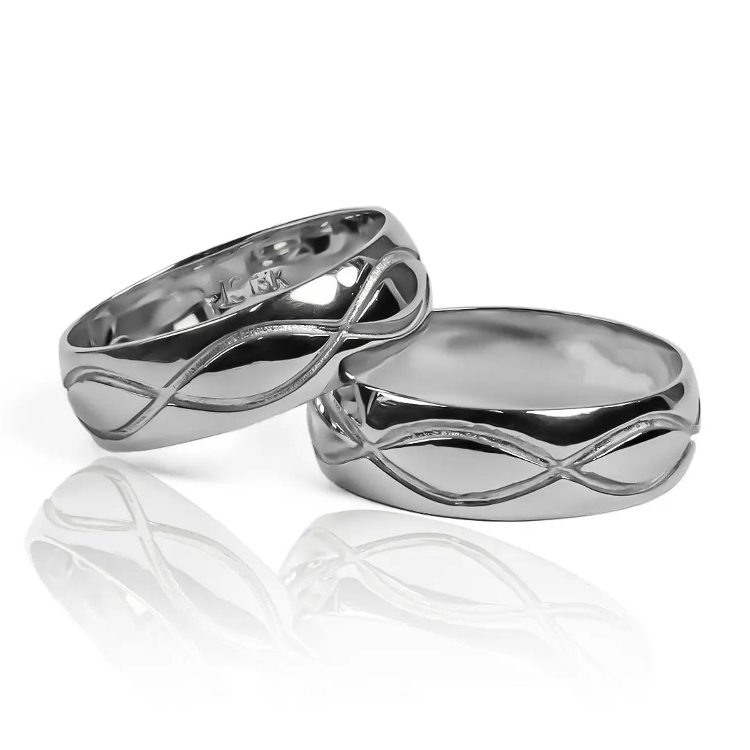Argollas de matrimonio Infinite, fabricadas en oro de 18k por Joyería Caracas, cada argolla viene con un certificado de calidad y garantía para toda la vida.