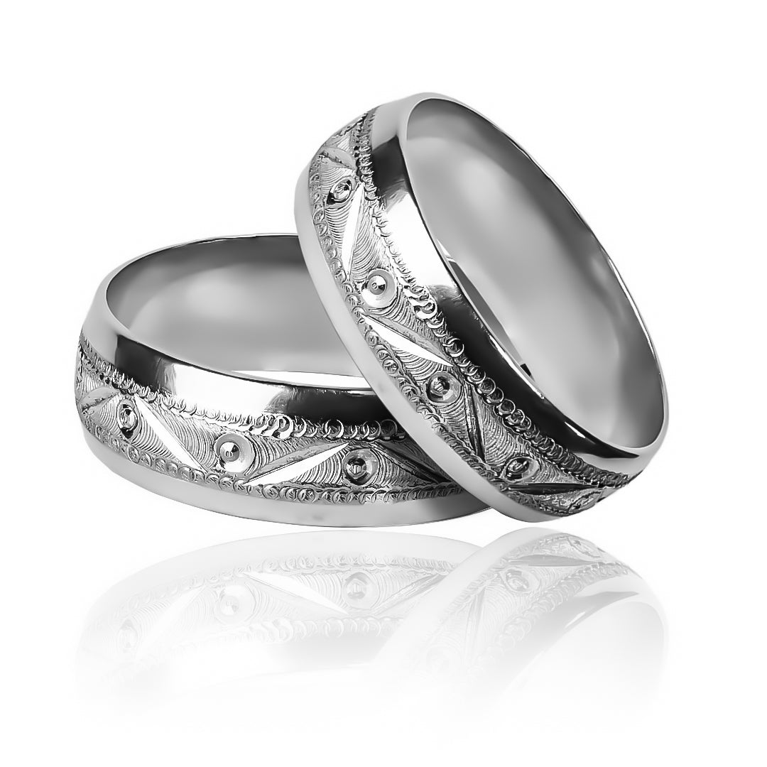 Argollas de matrimonio Facetada Bicolor, elaboradas en oro 18 quilates de Joyería Caracas, cuentan con certificado y garantía de por vida.