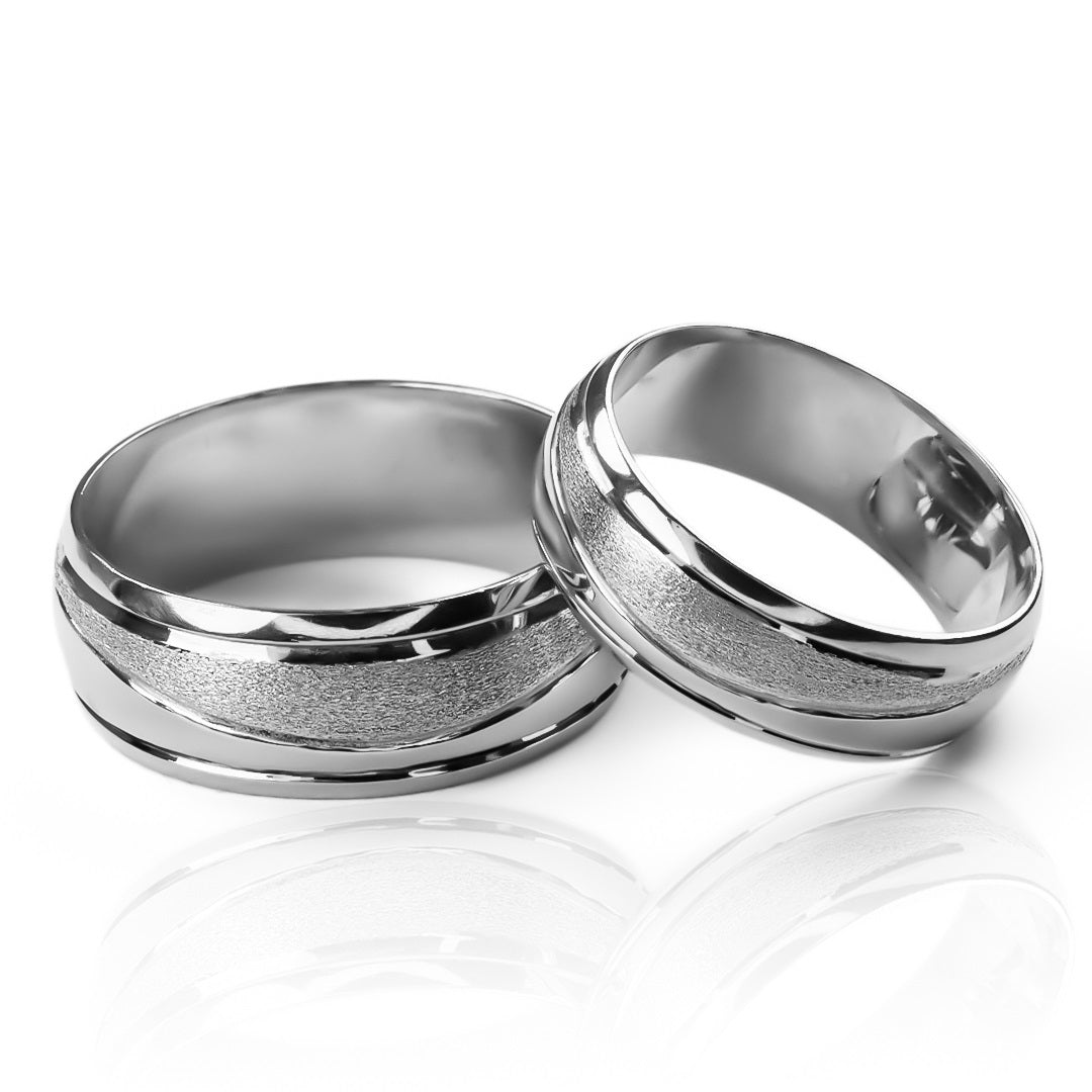 Argollas de matrimonio Atlantis I, elaboradas en oro 18k, cuentan con certificado de calidad y garantía de por vida.