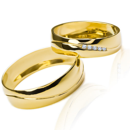 Argollas de matrimonio Atlantis Lisa Cristal, elaboradas en oro 18k por Joyería Caracas, cada argolla viene con un certificado de calidad y garantía de por vida.