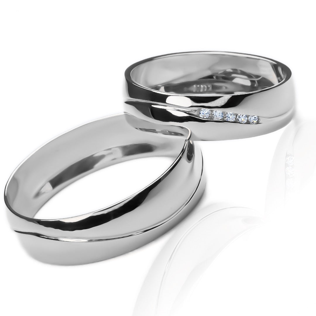 Argollas de matrimonio Atlantis Lisa Cristal, elaboradas en oro 18k por Joyería Caracas, cada argolla viene con un certificado de calidad y garantía de por vida.