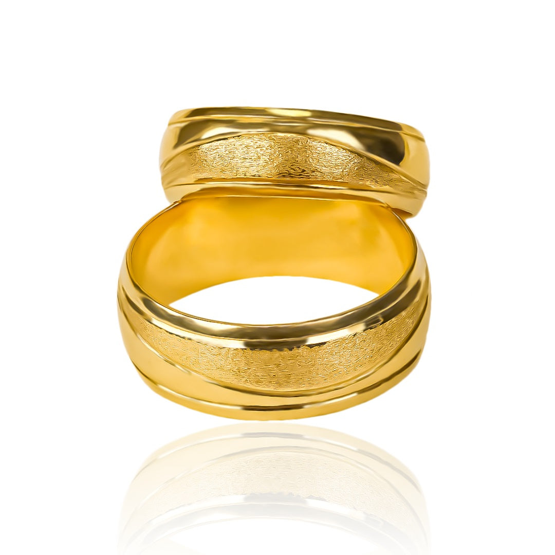 Argollas de matrimonio Atlantis Mitad Mate + Bisel, elaboradas en oro 18k por Joyería Caracas, cuenta con certificado de calidad y garantía de por vida.