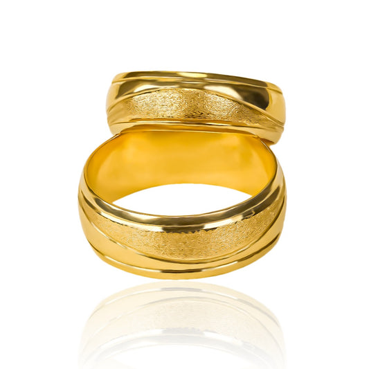 Argollas de matrimonio Atlantis Mitad Mate + Bisel, elaboradas en oro 18k por Joyería Caracas, cuenta con certificado de calidad y garantía de por vida.