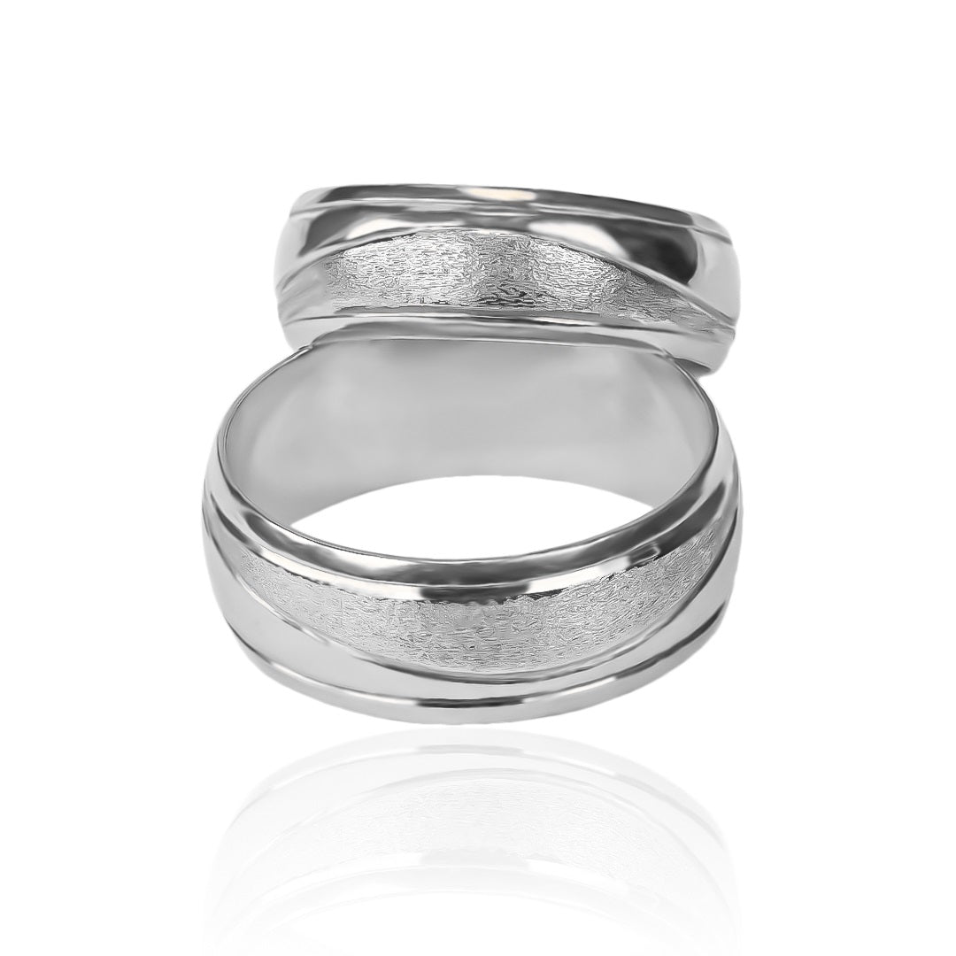 Argollas de matrimonio Atlantis Mitad Mate + Bisel, elaboradas en oro 18k por Joyería Caracas, cuenta con certificado de calidad y garantía de por vida.