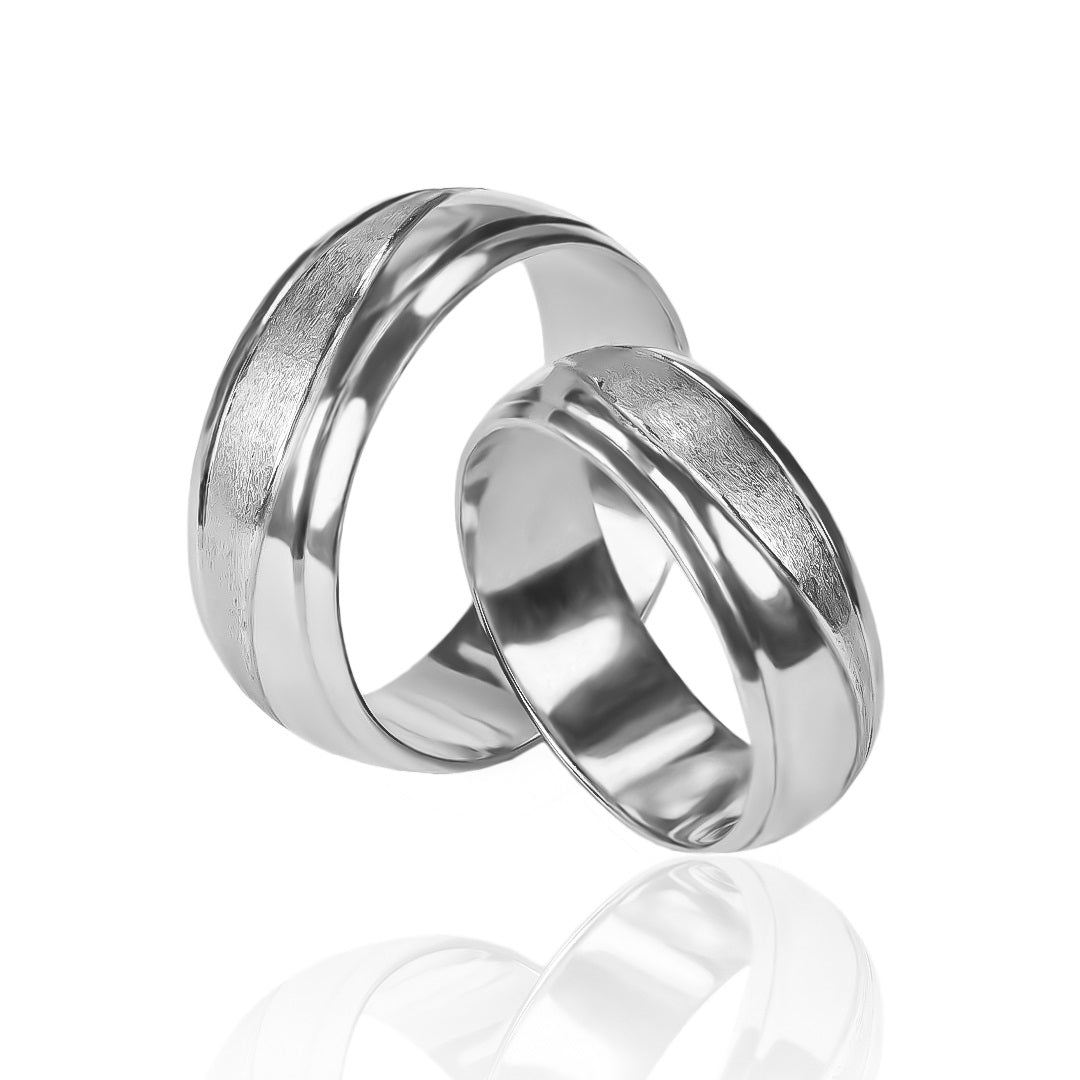 Argollas de matrimonio Atlantis Mitad Mate + Bisel, elaboradas en oro 18k por Joyería Caracas, cuenta con certificado de calidad y garantía de por vida.