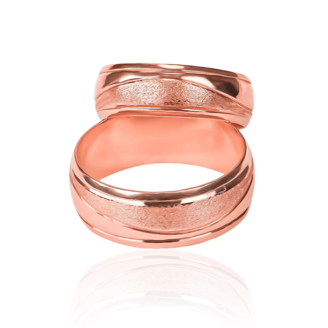 Argollas de matrimonio Atlantis Mitad Mate + Bisel, elaboradas en oro 18k por Joyería Caracas, cuenta con certificado de calidad y garantía de por vida.