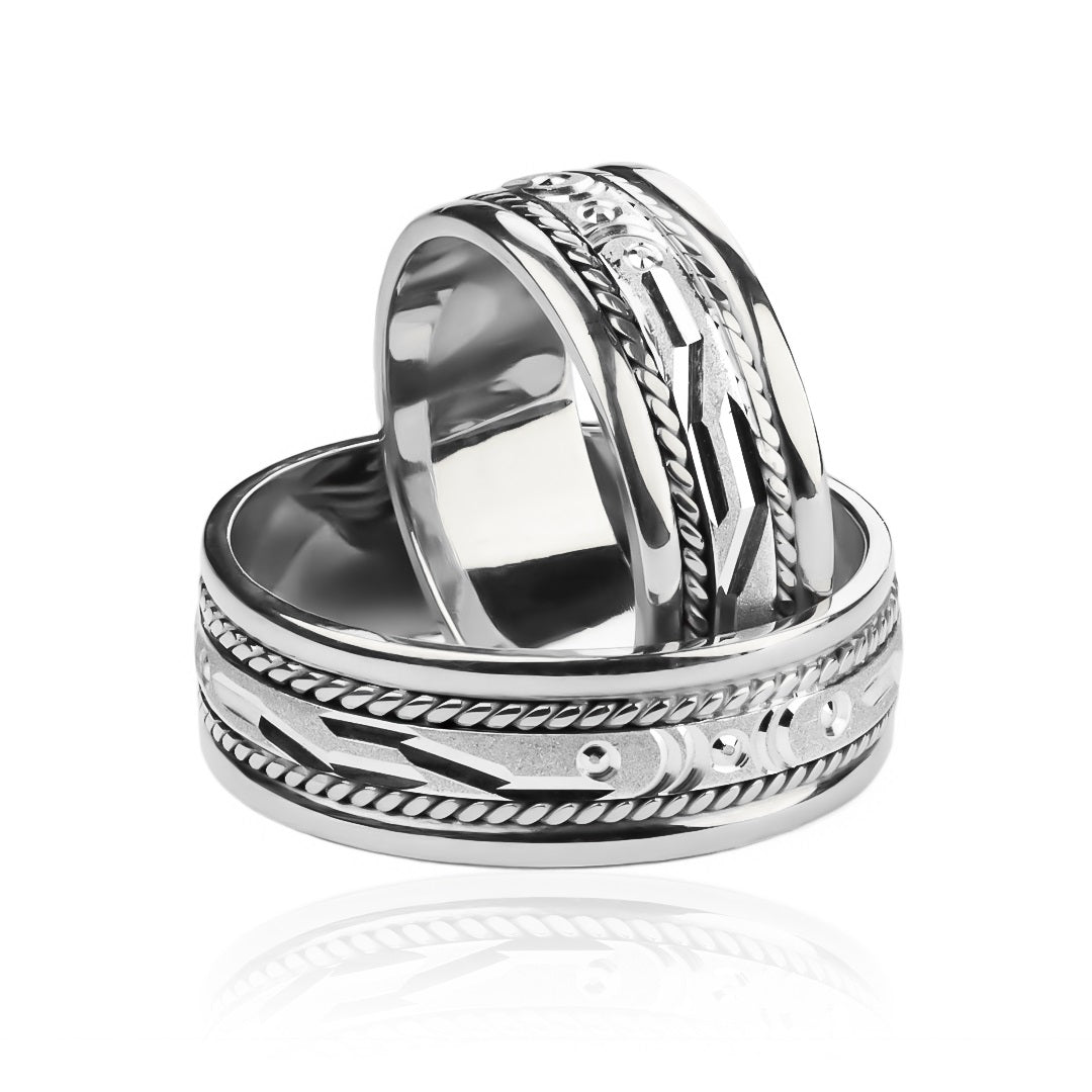 Argollas de matrimonio botlove, elaboradas en oro 18k de Joyería Caracas, viene con certificado de calidad y garantía para toda la vida.