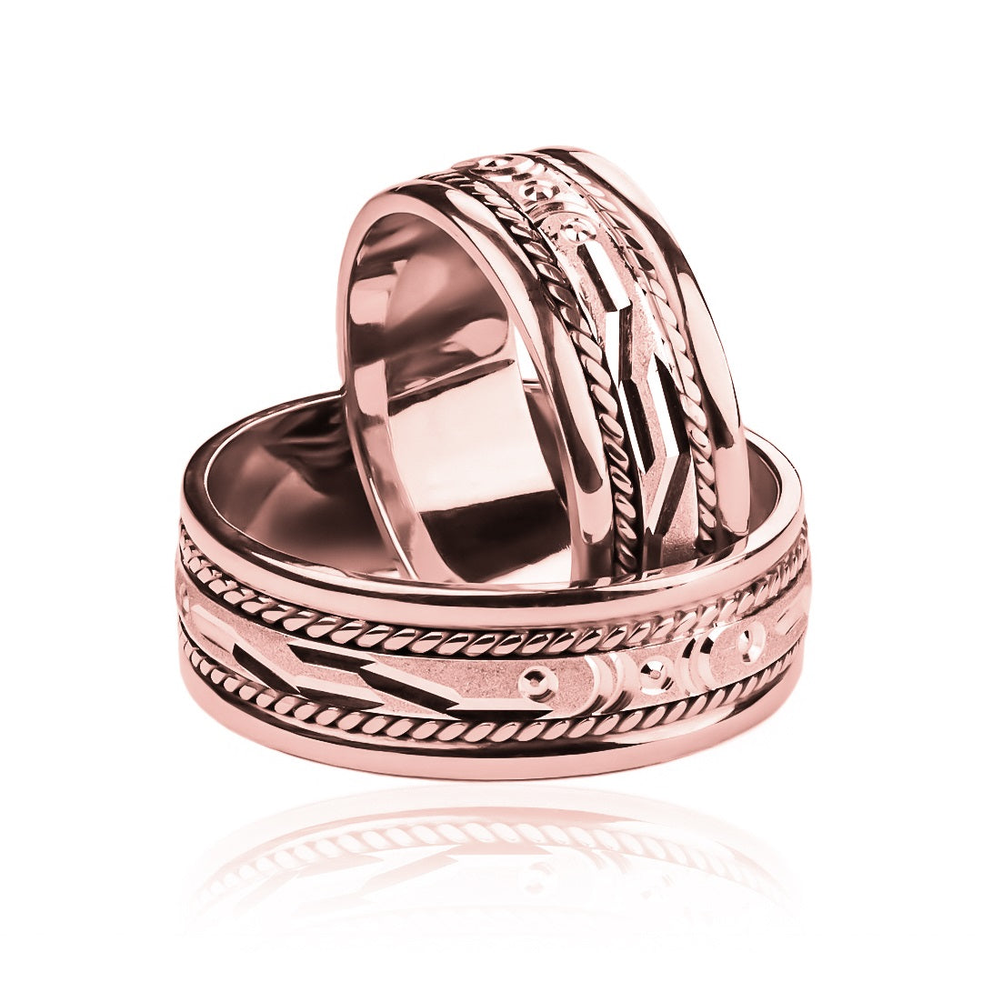 Argollas de matrimonio botlove, elaboradas en oro 18k de Joyería Caracas, viene con certificado de calidad y garantía para toda la vida.