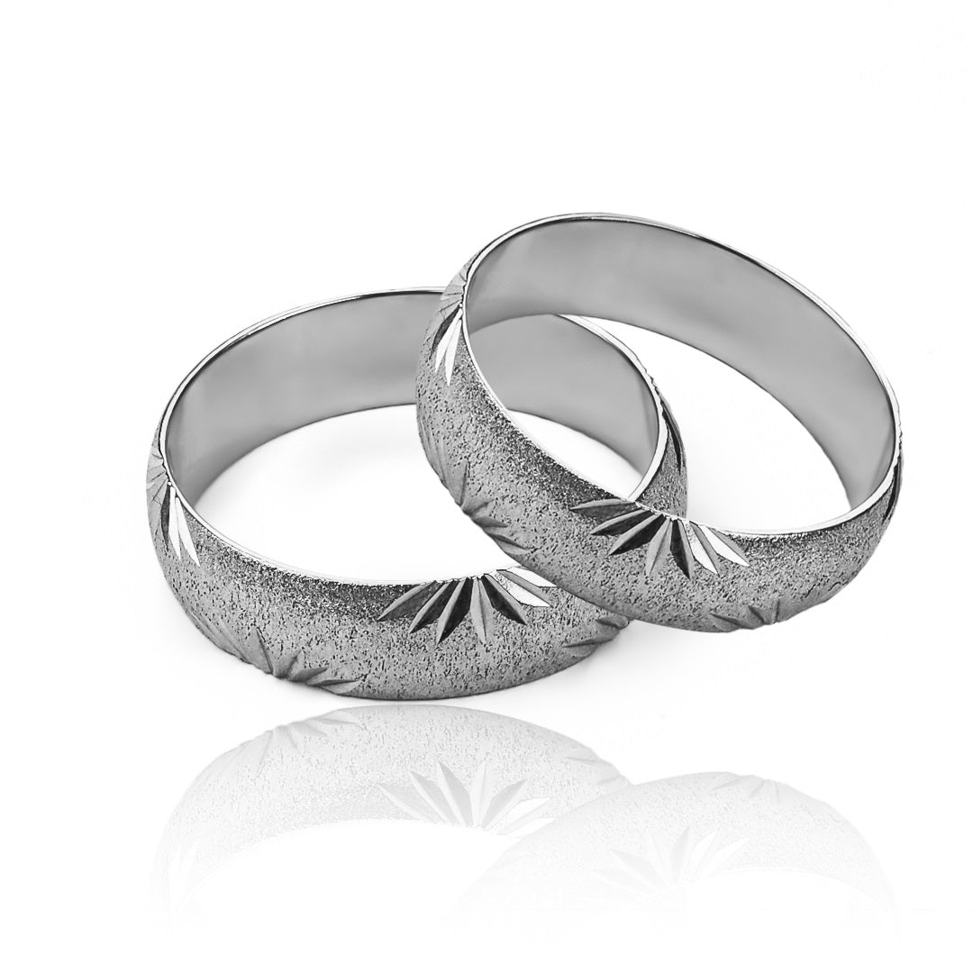 Argollas de matrimonio Bouquet, elaboradas en oro 18k por Joyería Caracas, cada una viene con un certificado de calidad y garantía para toda la vida.