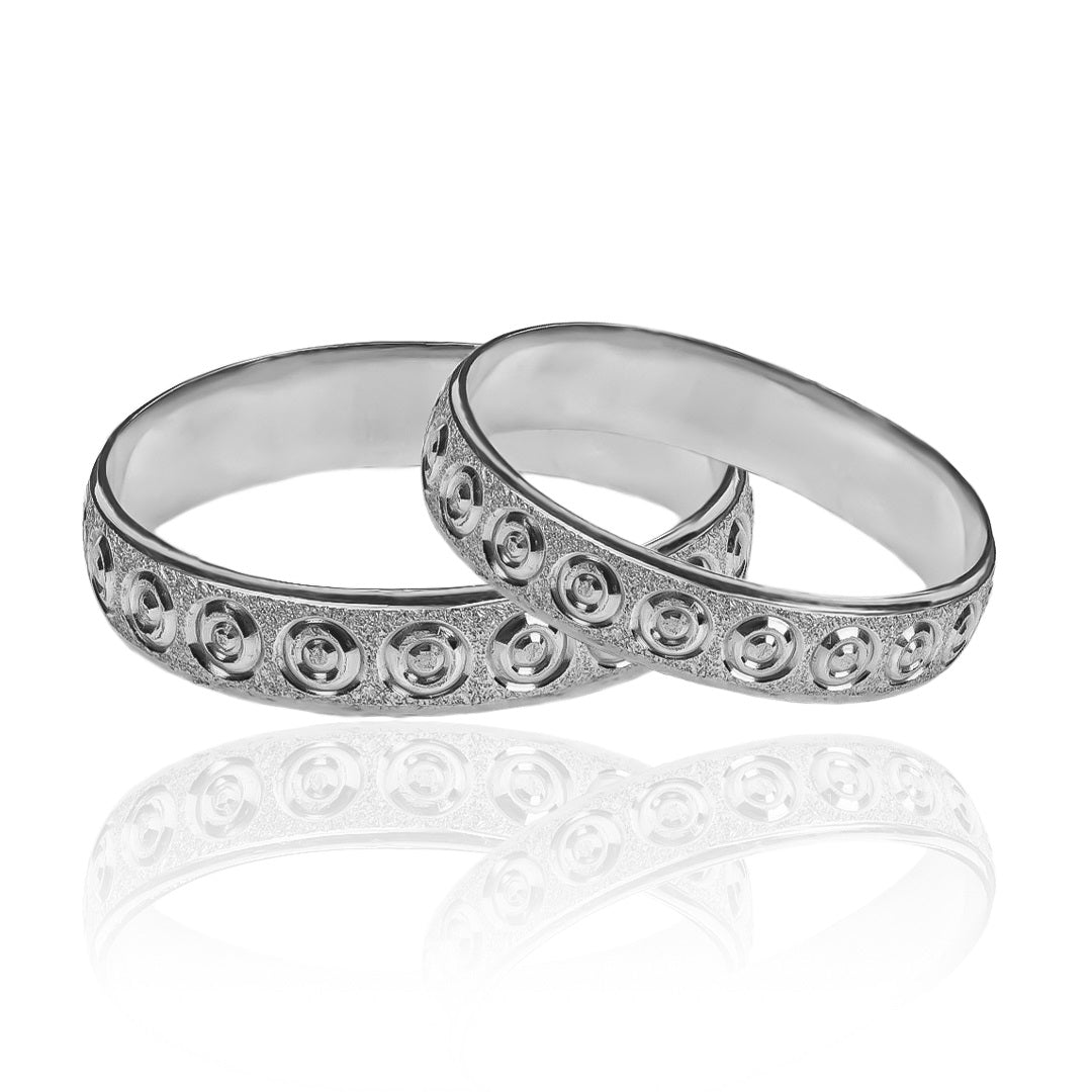 Argollas de matrimonio Cirkú, elaboradas en oro 18k por Joyería Caracas, cada argolla viene acompañada de un certificado de calidad y garantía para toda la vida.