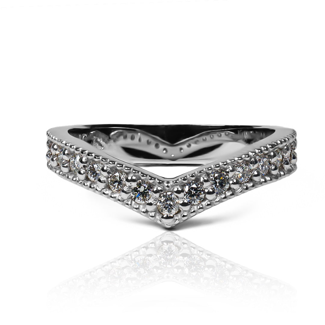 Argollas de matrimonio Classic Pointed, fabricados en 18k por Joyería Caracas. Cada anillo viene con un certificado de calidad y garantía de por vida.