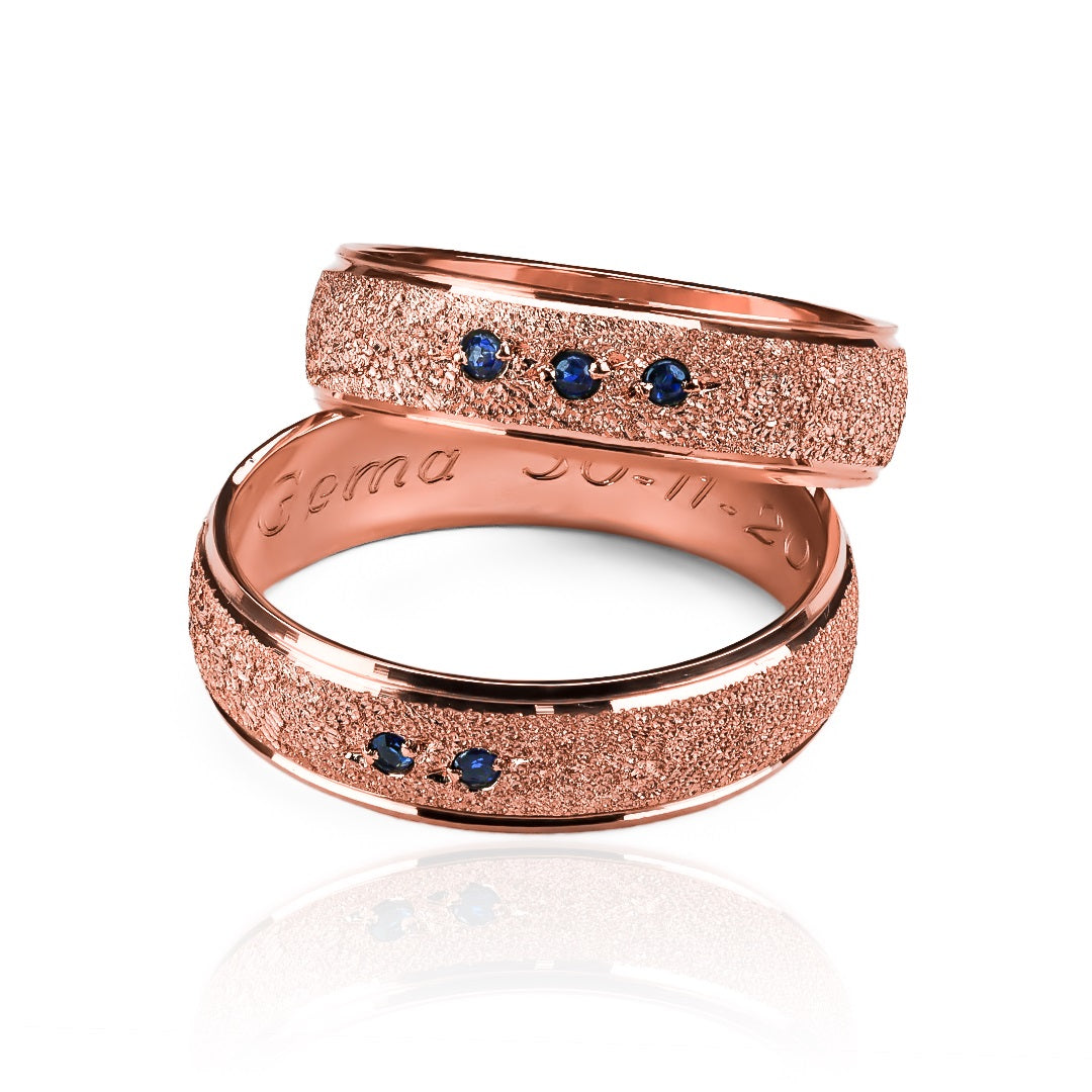Argollas de matrimonio Desert Passion, elaboradas en oro 18k por Joyería Caracas, cuentan con certificado de calidad y garantía para toda la vida.