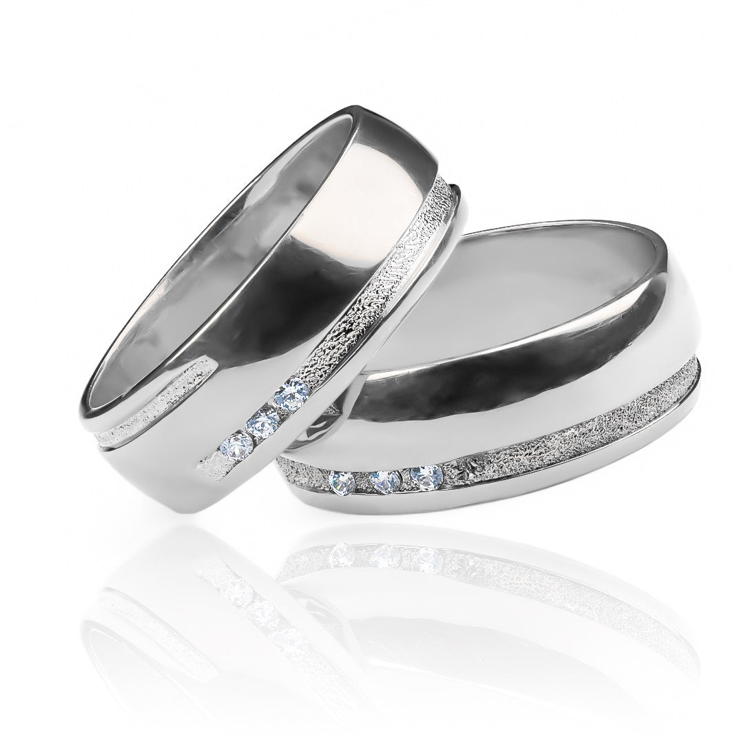 Argollas de matrimonio doble línea, elaborados en oro 18k por Joyería Caracas, cada argolla incluye un certificado de calidad y garantía para toda la vida.