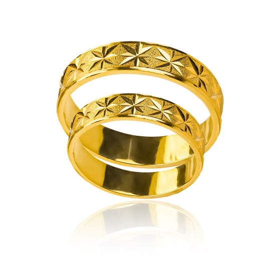 Argollas de matrimonio Estrellas Seguidas, diseñadas y fabricadas en oro 18 quilates, cada argolla viene con un certificado de calidad y garantía para toda la vida.