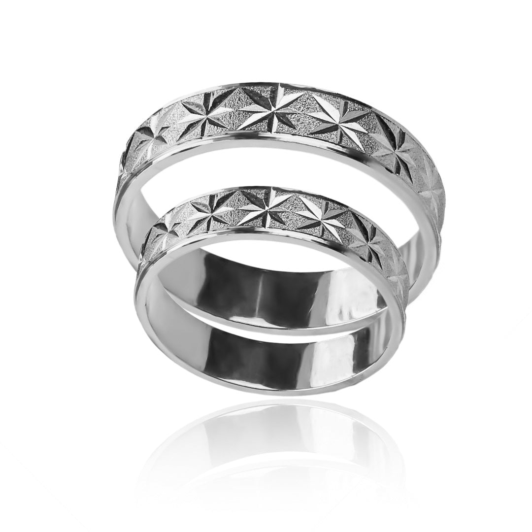 Argollas de matrimonio Estrellas Seguidas, diseñadas y fabricadas en oro 18 quilates, cada argolla viene con un certificado de calidad y garantía para toda la vida.