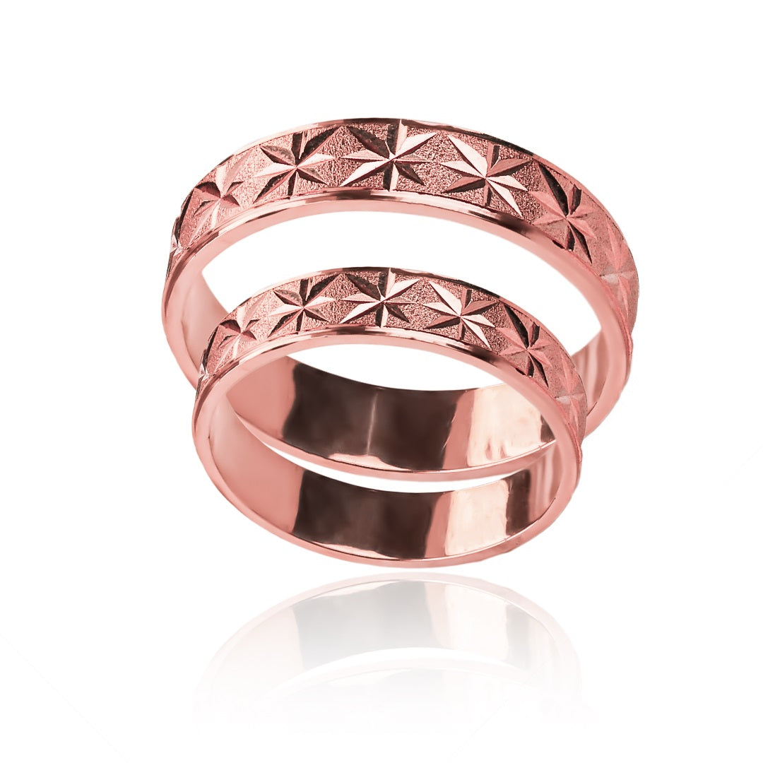 Argollas de matrimonio Estrellas Seguidas, diseñadas y fabricadas en oro 18 quilates, cada argolla viene con un certificado de calidad y garantía para toda la vida.
