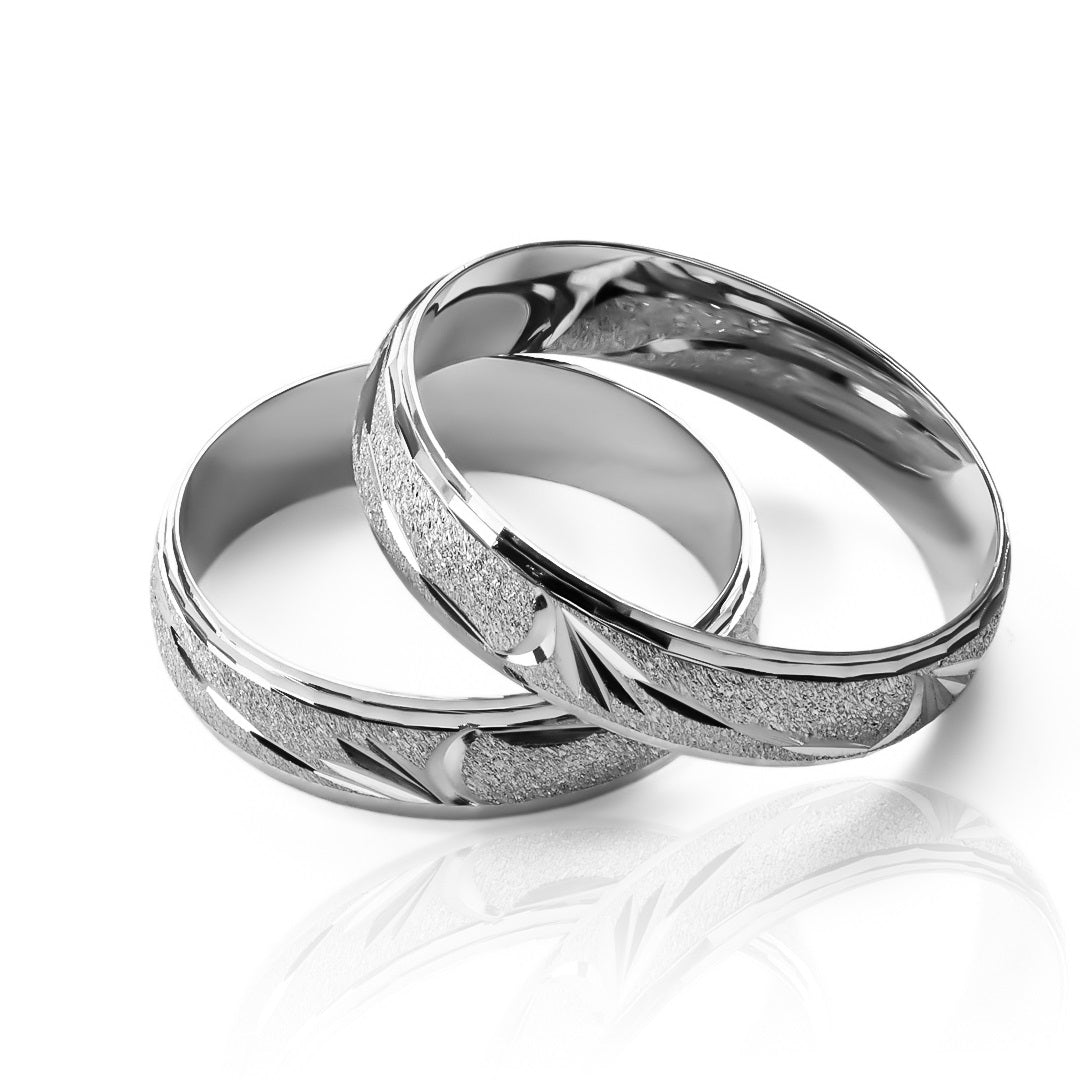 Argollas de matrimonio Feathers, elaboradas en oro 18k por Joyería Caracas, cuentan con un certificado de autenticidad y garantía de por vida.
