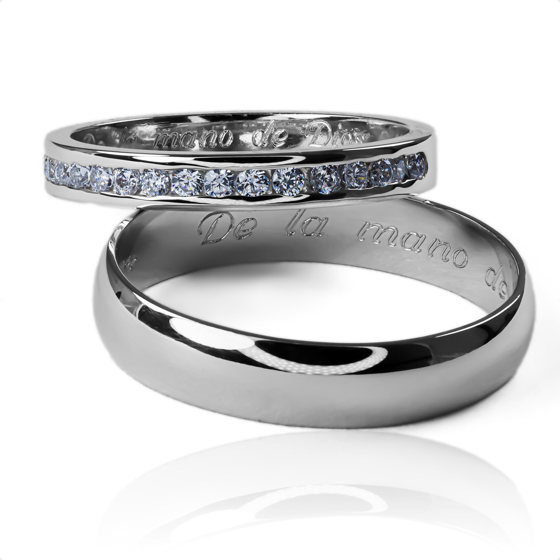 Argollas de matrimonio god's hand, fabricadas en oro 18k de Joyería Caracas, simbolizan un compromiso eterno, cuentan con un certificado de calidad y garantía para toda la vida.