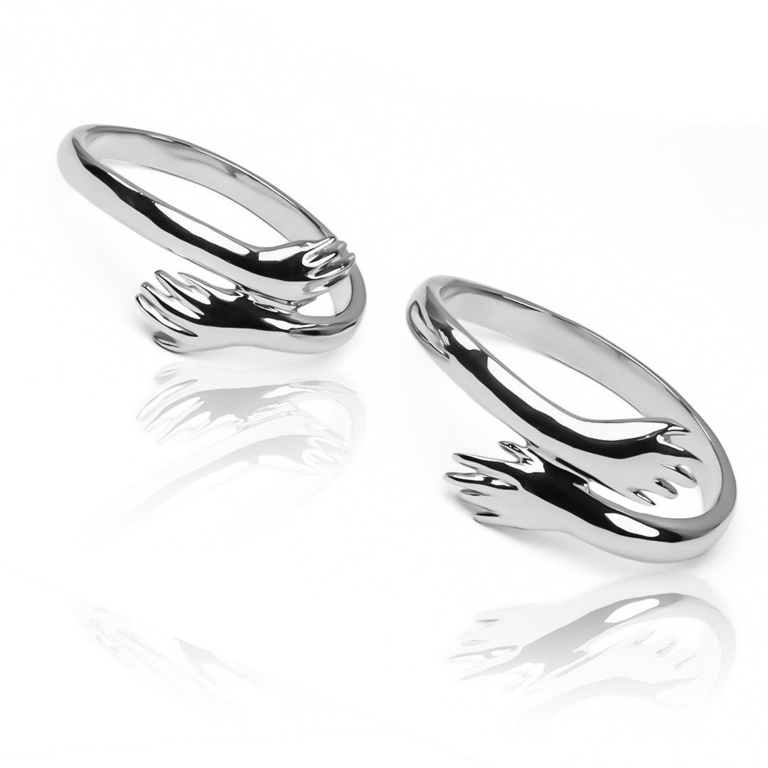 Argollas de matrimonio Golden Hug, fabricadas en oro 18k por Joyería Caracas, cuentan con un certificado de calidad que garantiza su autenticidad y durabilidad.
