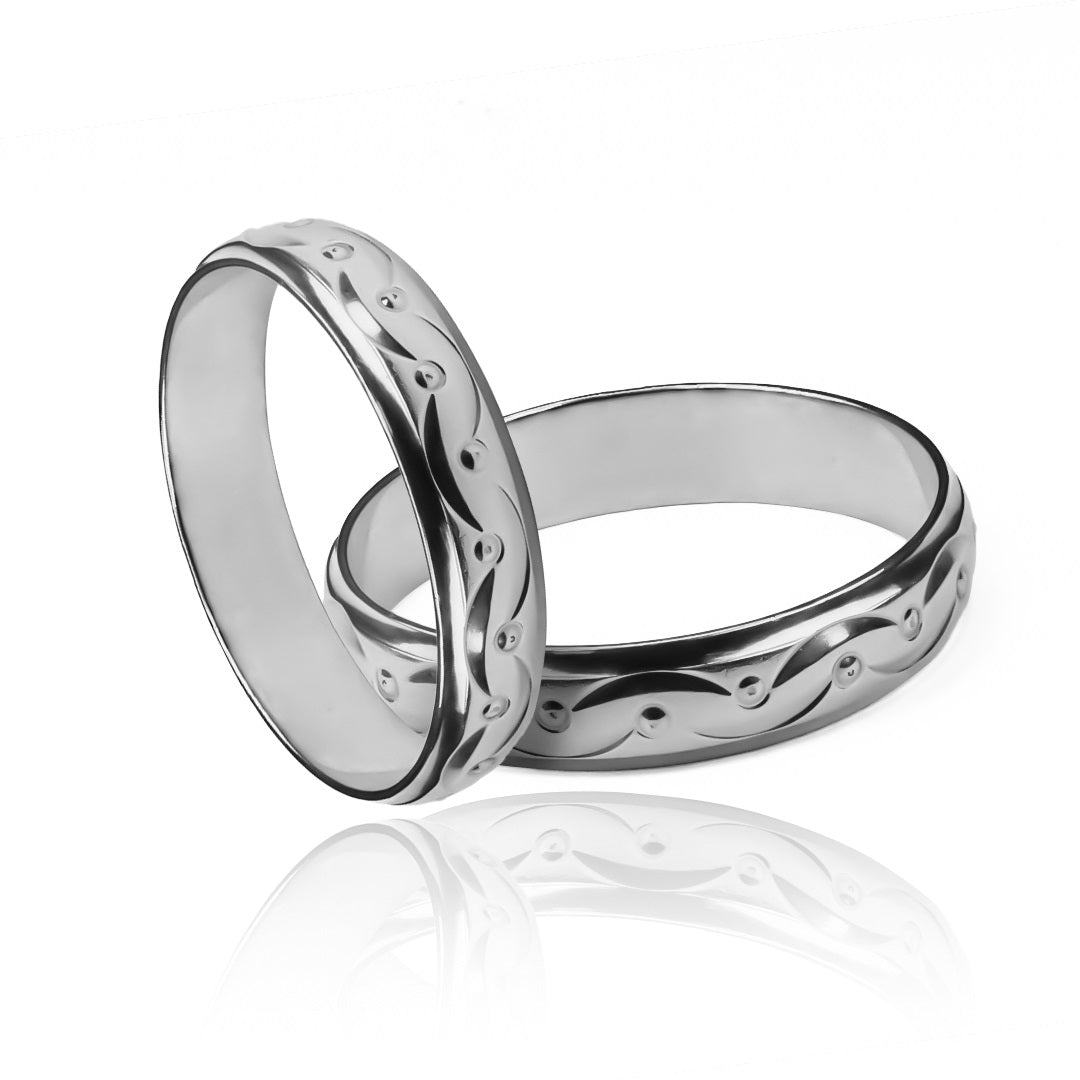 Argollas de matrimonio Happy Love, elaboradas en oro 18k por Joyería Caracas, cada una cuenta con un certificado de calidad y garantía de por vida.