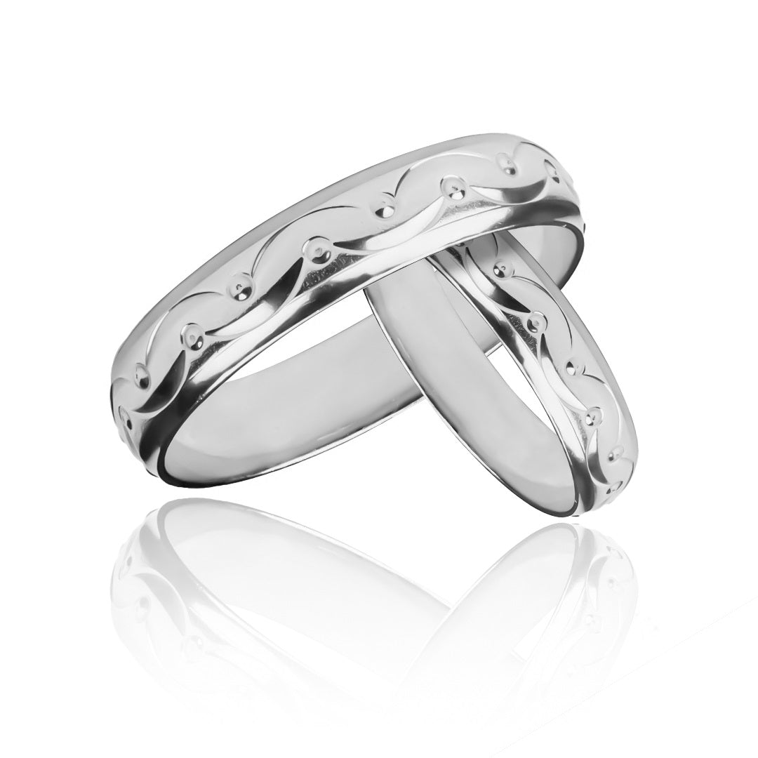 Argollas de matrimonio Happy Love, elaboradas en oro 18k por Joyería Caracas, cada una cuenta con un certificado de calidad y garantía de por vida.
