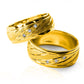 Argollas de matrimonio interspersed love, fabricadas en oro 18 quilates de Joyería Caracas, cuenta con un certificado de calidad y garantía de por vida.