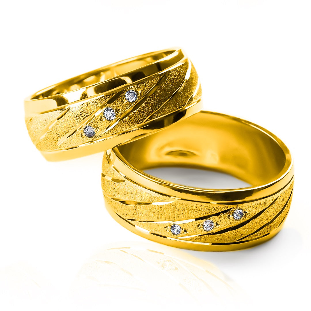 Argollas de matrimonio interspersed love, fabricadas en oro 18 quilates de Joyería Caracas, cuenta con un certificado de calidad y garantía de por vida.