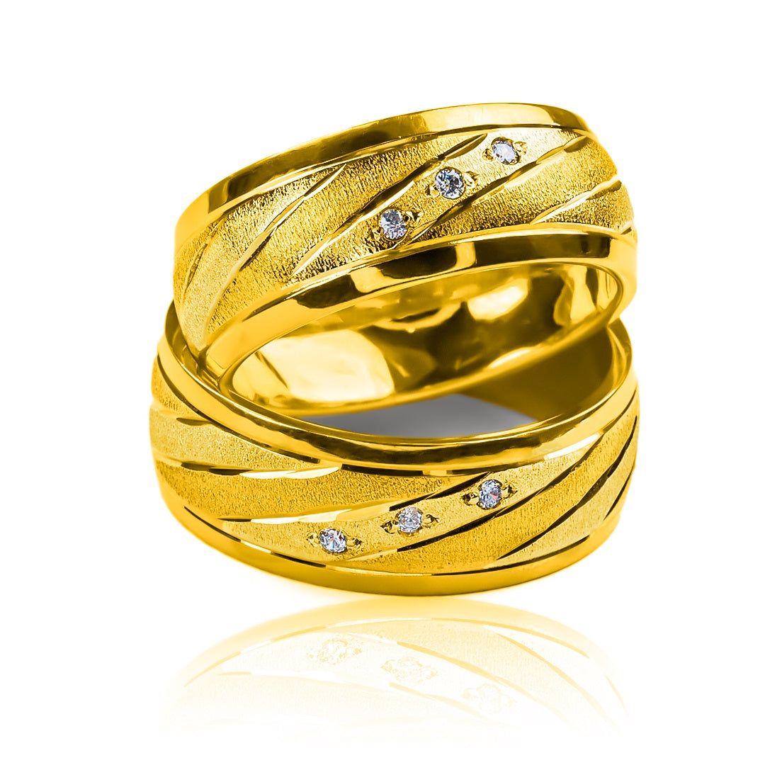 Argollas de matrimonio interspersed love, fabricadas en oro 18 quilates de Joyería Caracas, cuenta con un certificado de calidad y garantía de por vida.