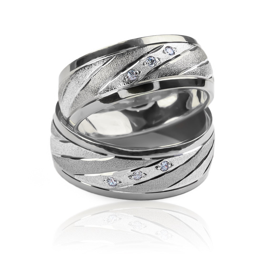Argollas de matrimonio interspersed love, fabricadas en oro 18 quilates de Joyería Caracas, cuenta con un certificado de calidad y garantía de por vida.