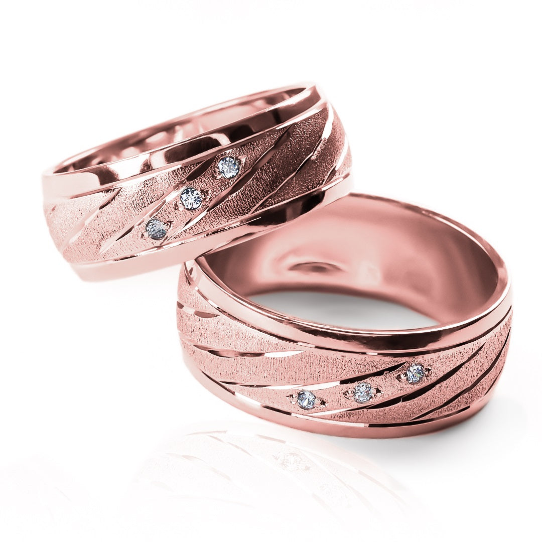 Argollas de matrimonio interspersed love, fabricadas en oro 18 quilates de Joyería Caracas, cuenta con un certificado de calidad y garantía de por vida.