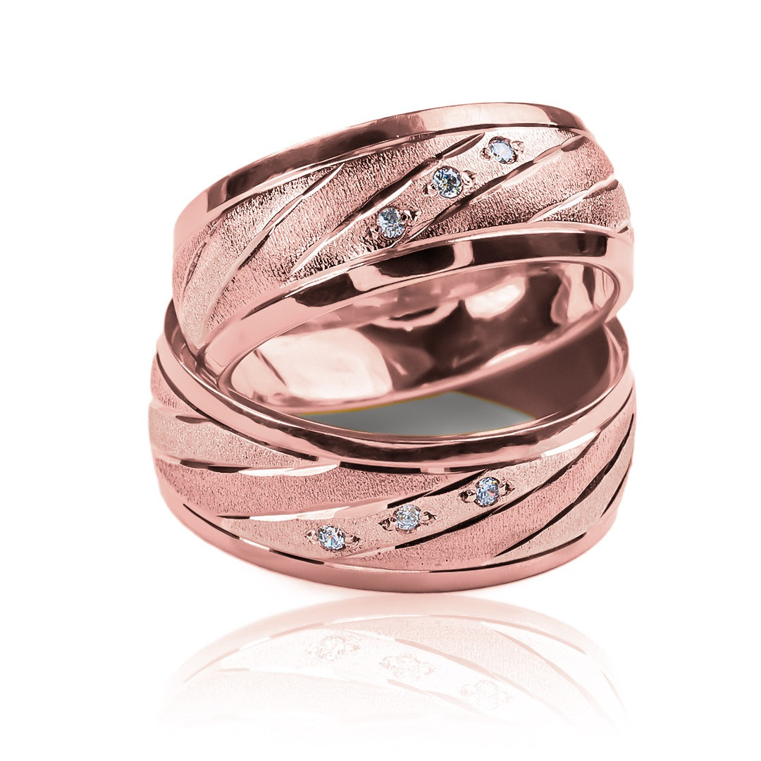 Argollas de matrimonio interspersed love, fabricadas en oro 18 quilates de Joyería Caracas, cuenta con un certificado de calidad y garantía de por vida.