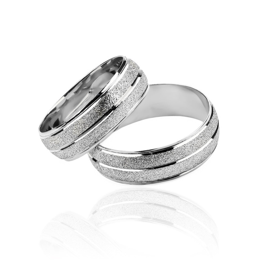 Argollas de matrimonio Jlo, elaboradas en oro 18k por Joyería Caracas, cuentan con un certificado de calidad y garantía de por vida.