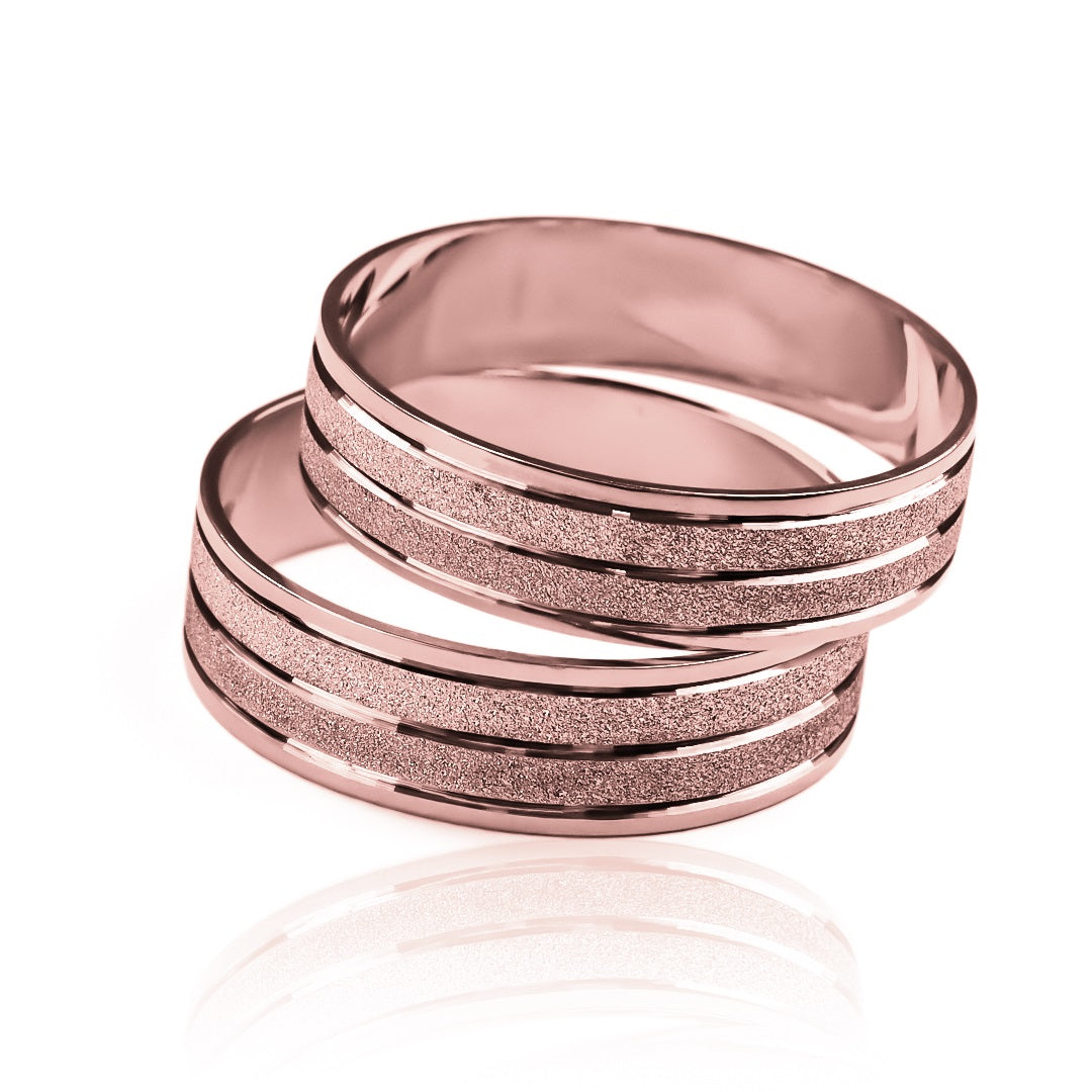 Argollas de matrimonio JLo Plane, fabricadas en oro 18k de Joyería Caracas. Elaborados en oro de 18 quilates con un certificado de calidad y garantía para toda la vida.