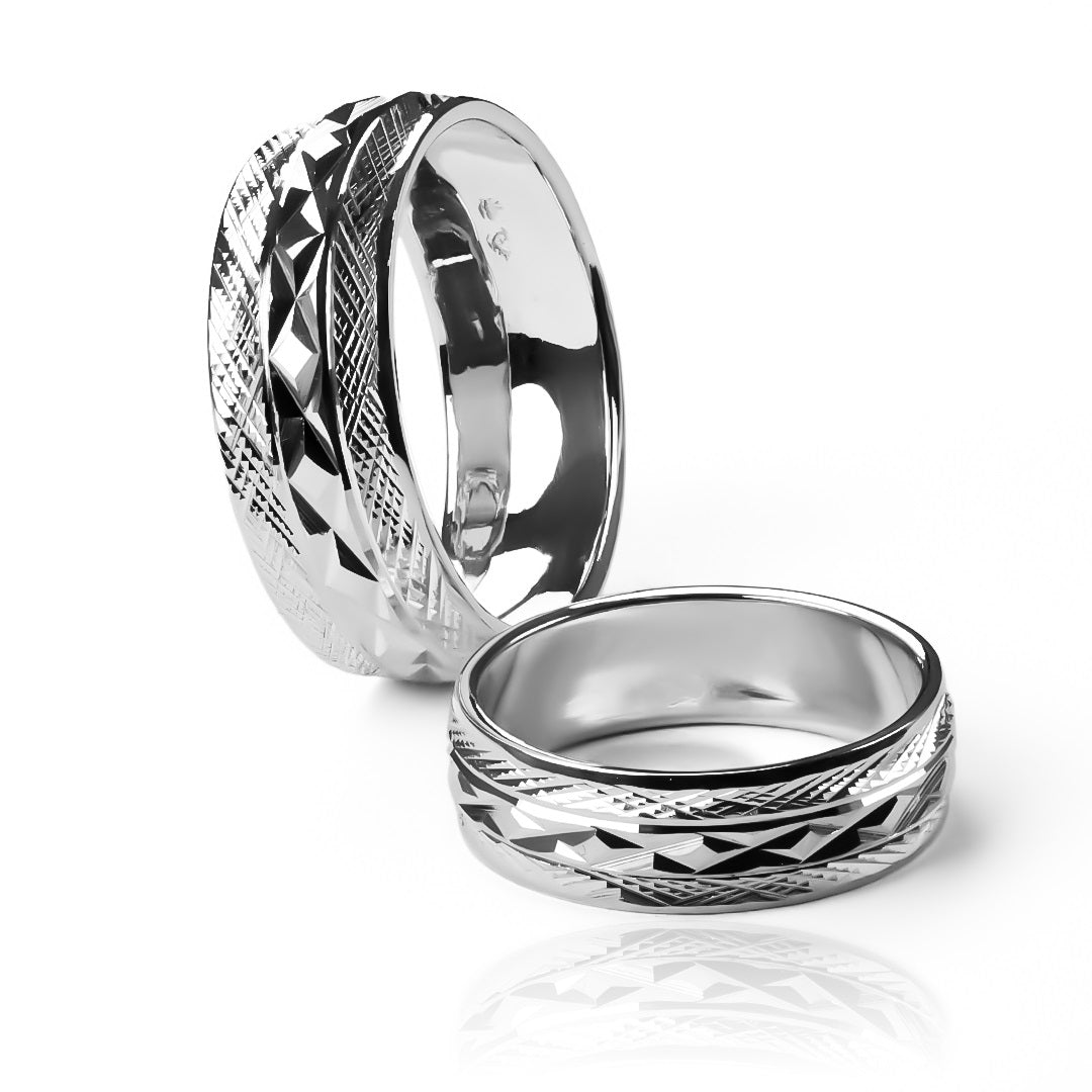 Argollas de matrimonio Joker, elaboradas en oro 18k por Joyería Caracas, cuentan con un certificado de calidad y garantía para toda la vida.
