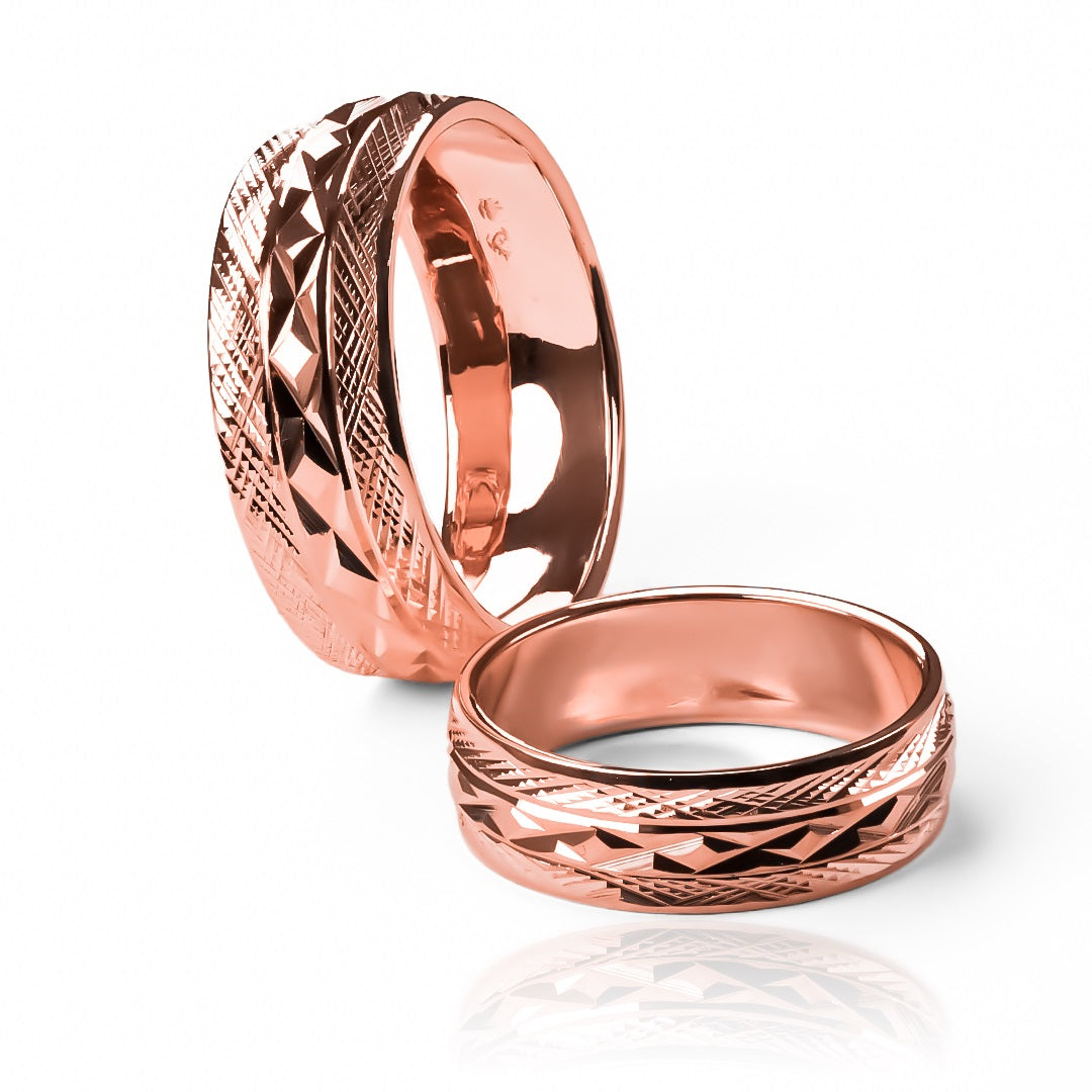 Argollas de matrimonio Joker, elaboradas en oro 18k por Joyería Caracas, cuentan con un certificado de calidad y garantía para toda la vida.