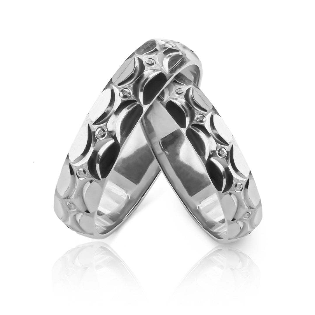Argollas de matrimonio Jumper Lover en oro 18k por Joyería Caracas, cada una viene con un certificado de calidad y garantía de por vida.