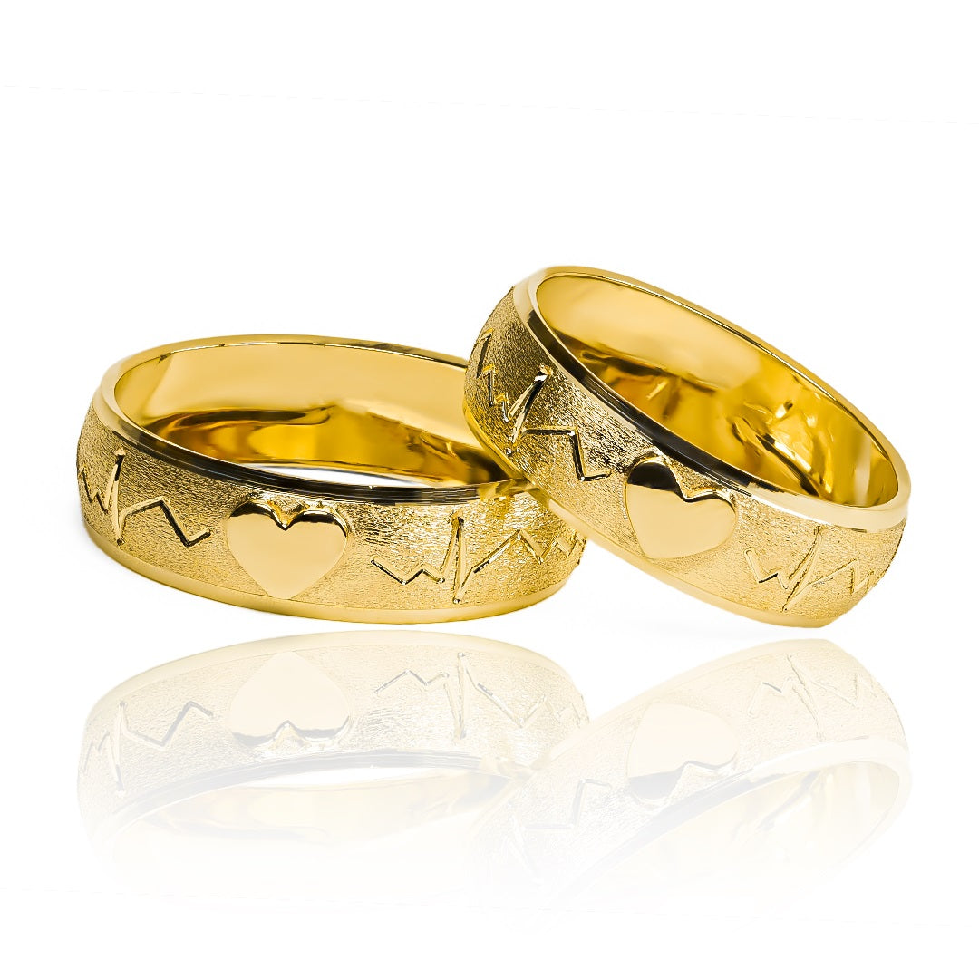 Argollas de matrimonio Latidos Iniciales & Corazones, fabricados en oro 18k por Joyería Caracas, cada una viene con un certificado de calidad y garantía para toda la vida.