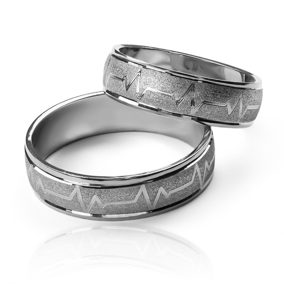 Argollas de matrimonio Latidos Mate, fabricados en oro 18k de Joyería Caracas, cada uno viene con un certificado de calidad que garantiza su autenticidad y durabilidad de por vida.