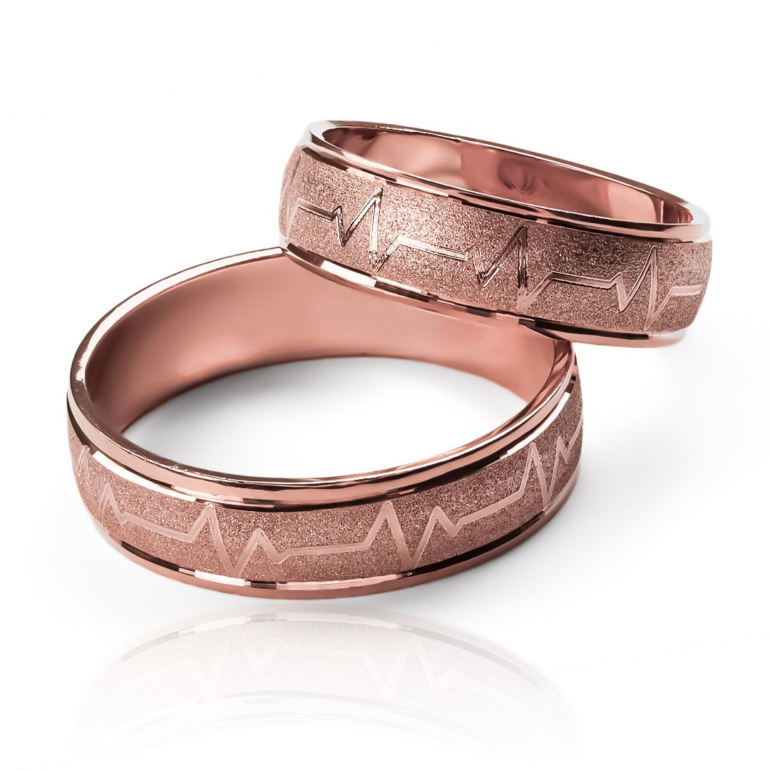 Argollas de matrimonio Latidos Mate, fabricados en oro 18k de Joyería Caracas, cada uno viene con un certificado de calidad que garantiza su autenticidad y durabilidad de por vida.