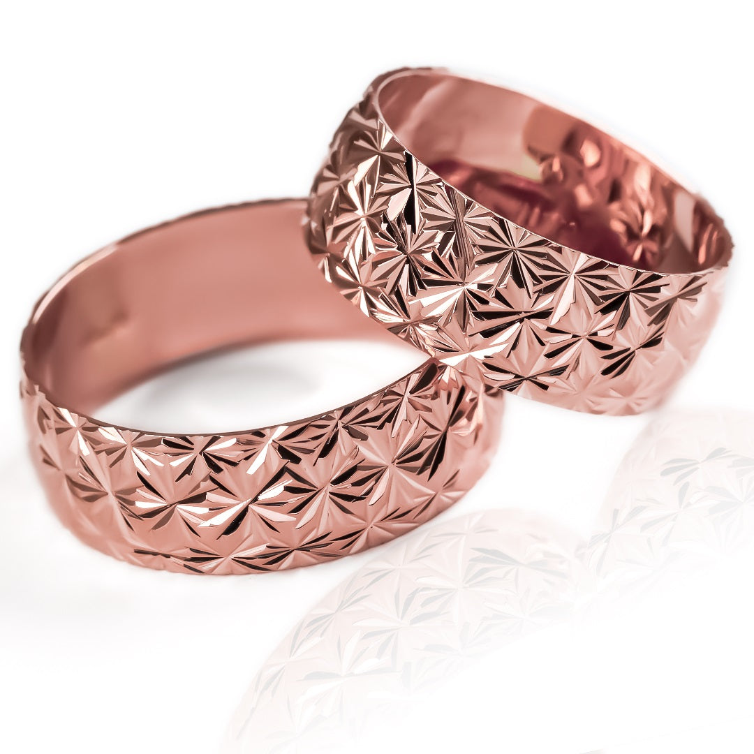 Argollas de matrimonio Lluvia de Estrellas, elaboradas en oro 18k por Joyería Caracas, cuenta con certificado de calidad y garantía para toda la vida.