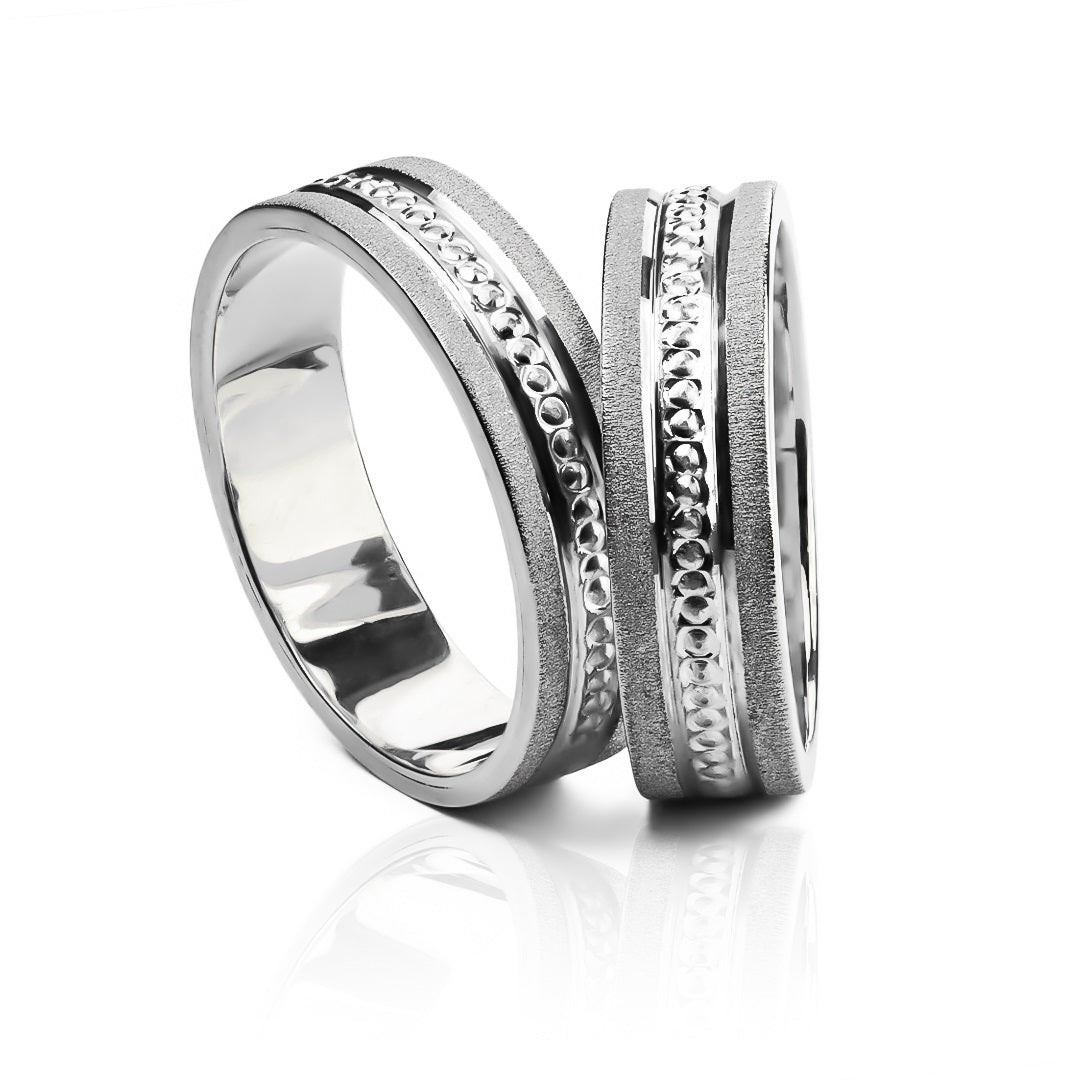 Argollas de matrimonio Love Point Tres Oros, elaboradas en oro 18k de Joyería Caracas, cuentan con certificado de calidad y garantía de por vida.