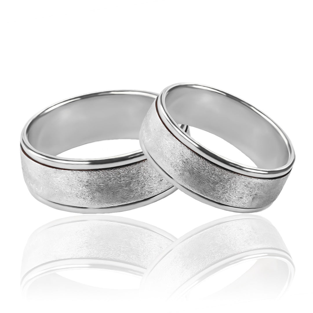 alianzas de boda Lucero 3 Oros! Fabricadas por Joyería Caracas, estas hermosas piezas están hechas de oro de 18 quilates, con un certificado de calidad que garantiza su autenticidad.