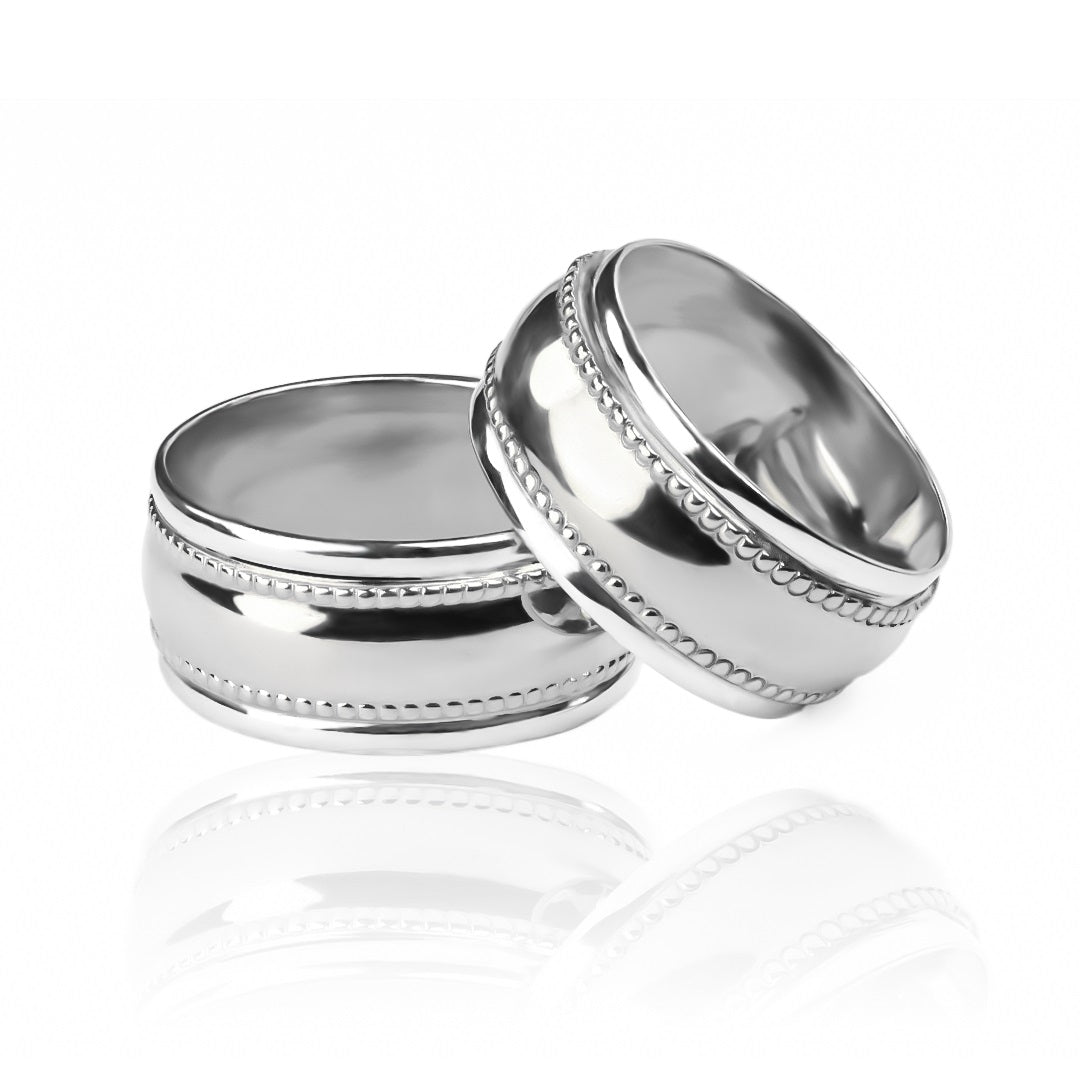 Argollas de matrimonio masa + bisel, elaborados en oro 18k por Joyería Caracas, cada argolla cuenta con certificado de calidad y garantía de por vida.